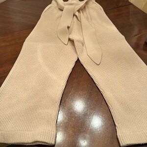 knit pant w elastic band at waistline